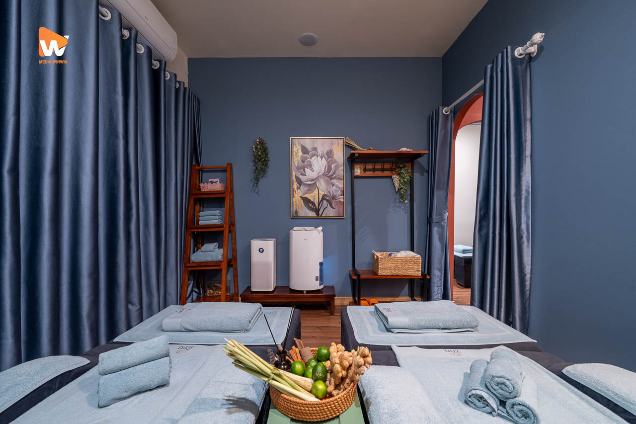 Chụp ảnh phòng trị liệu spa tông xanh navy tại Zen Spa & Tea - Media WinWin